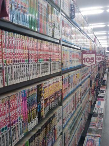 Rak manga di sebuah BOOKOFF.